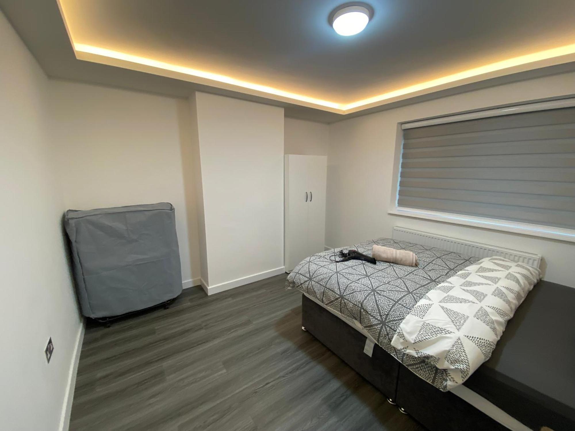 2 Bedroom Flat *